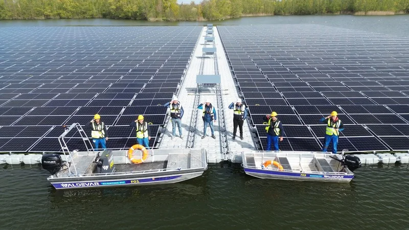 WALDEVAR crew and boats at the walkway of a floating PV park