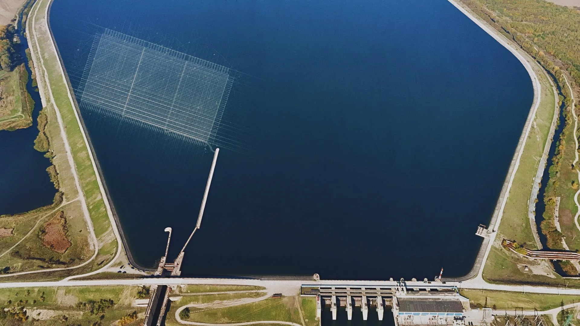 The Nufarul floating PV park on the Olt River